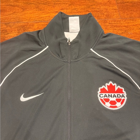 Nike Men's Black Windbreaker with Canada Emblem - Picture 2 of 3